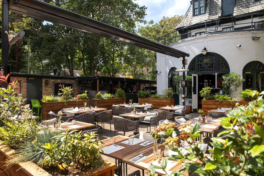 The Red Lion, Barnes